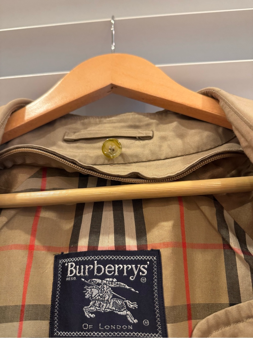 Incredible vintage Burberry Men's Beige Double-Breasted Trench Coat - Picture 8 of 14